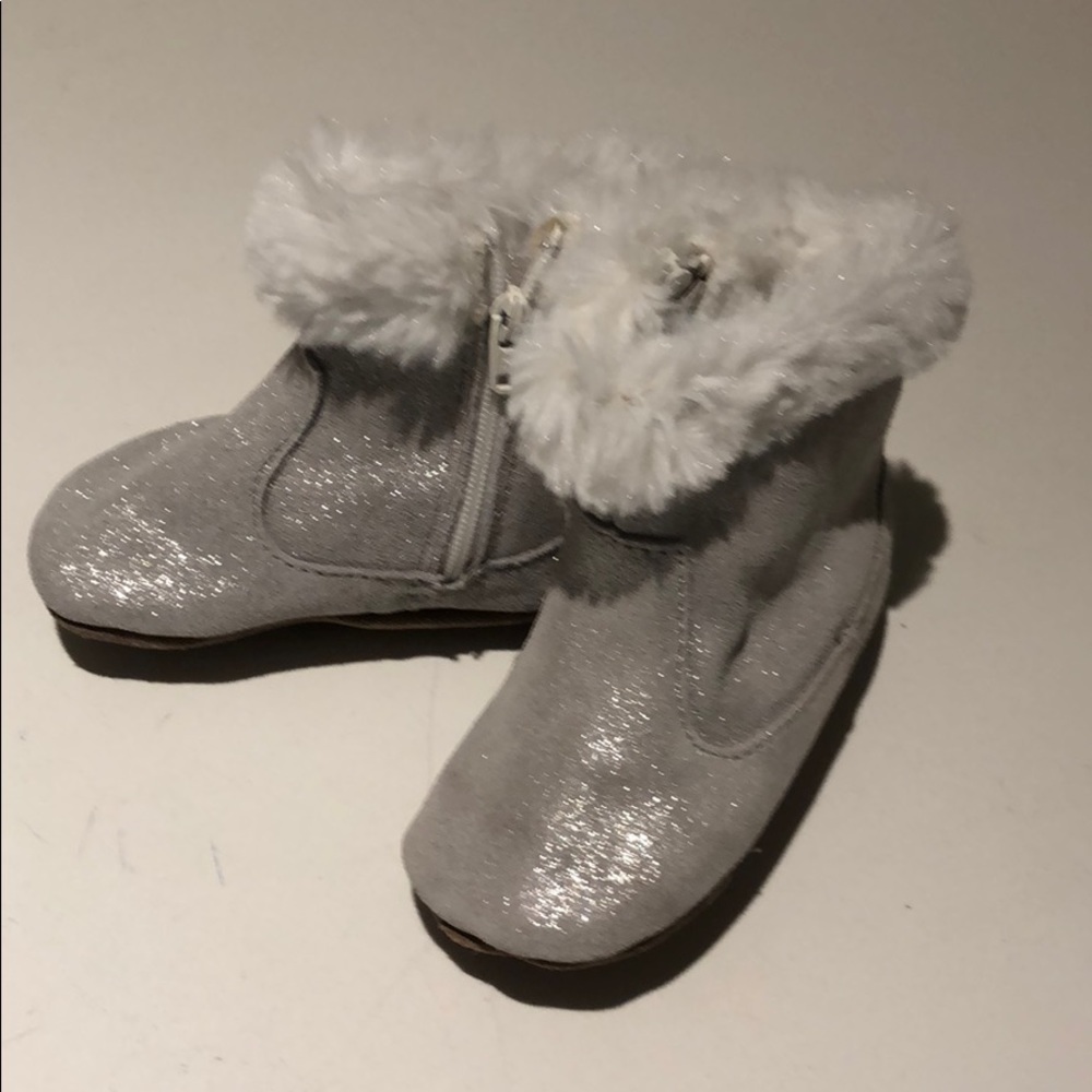 ⭐️ Robeez silver metallic fur lined booties